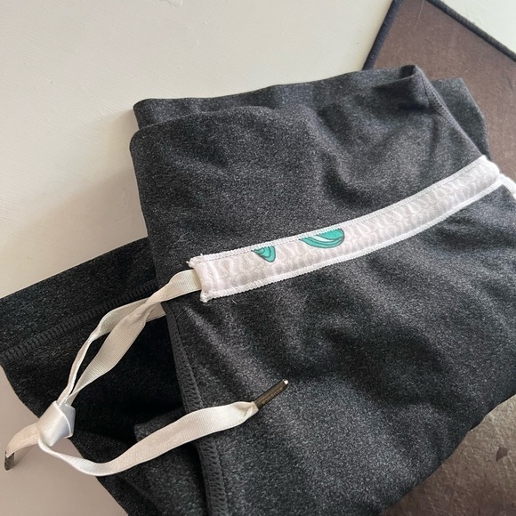 Lululemon RARE Relaxed Fit Wide Leg Cropped Pants Size 8 - Picture 10 of 12